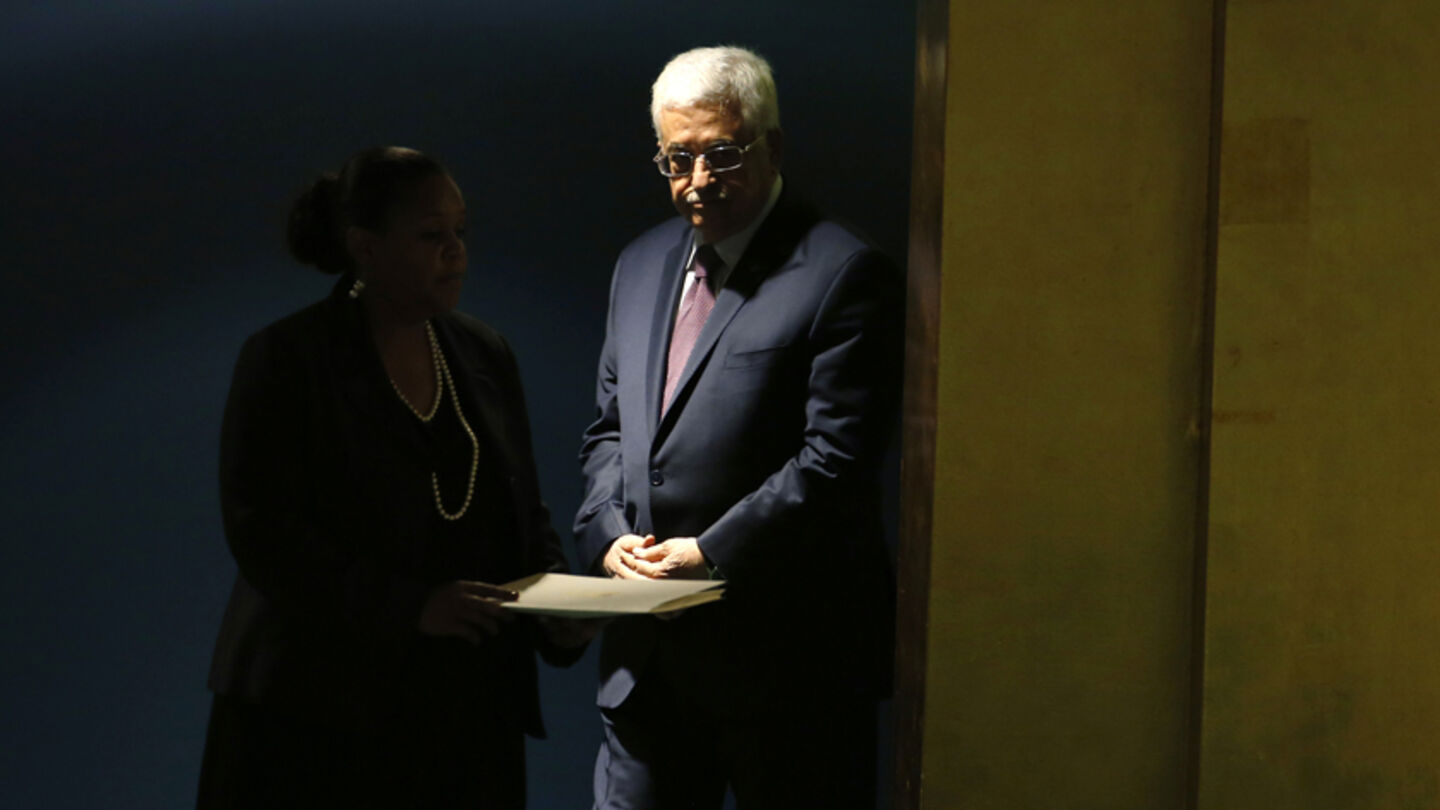 Palestinian President Mahmoud Abbas is escorted to the podium for his address to the 69th United Nations General Assembly at United Nations Headquarters in New York, September 26, 2014. REUTERS/Mike Segar (UNITED STATES - Tags: POLITICS) - RTR47UJL
